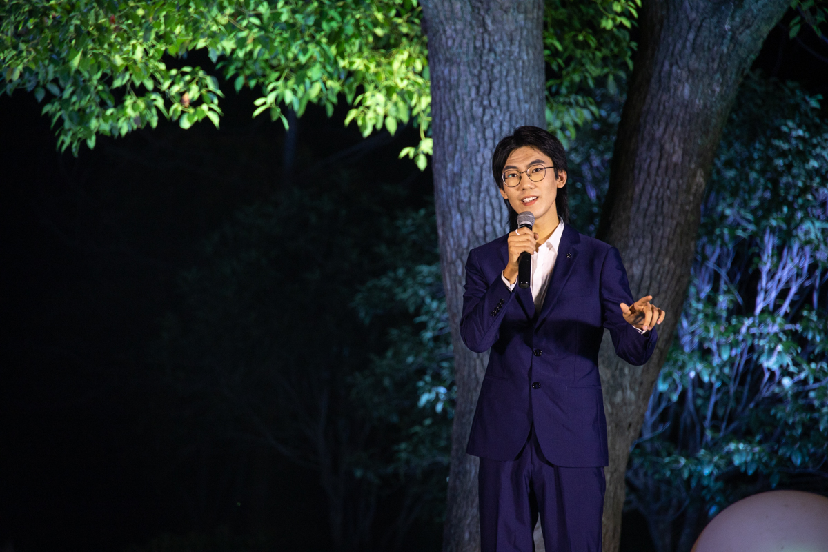 水产公司李泽巍同学朗诵《面向大海春暖花开》（学通社记者 吴奕彤 摄）