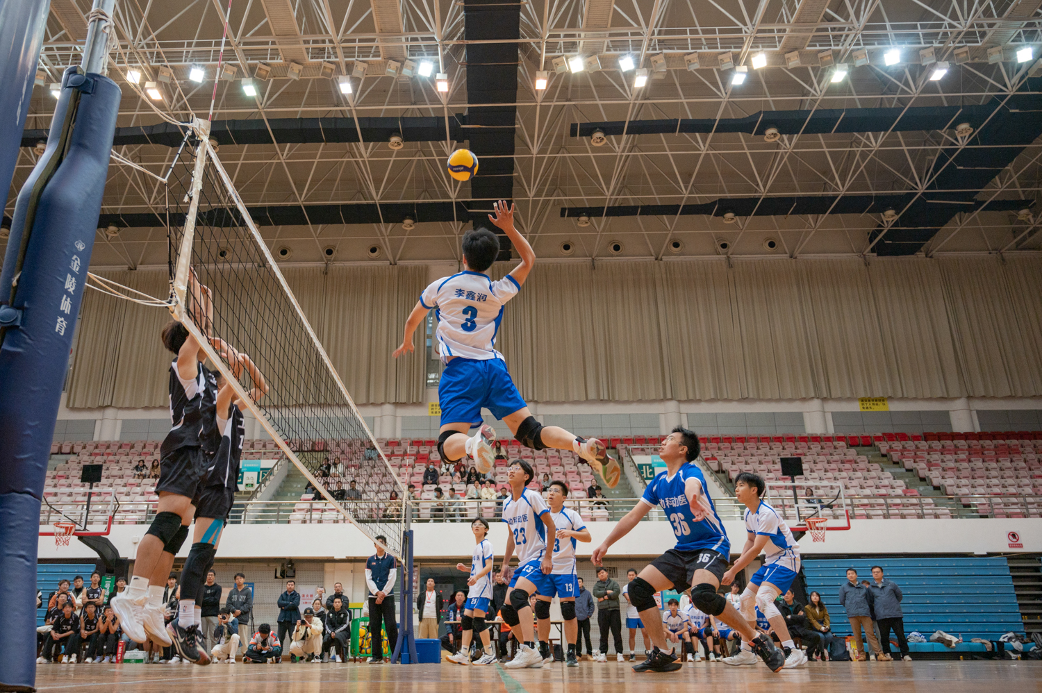 bevictor伟德3号扣球瞬间（学通社记者 许可 摄）