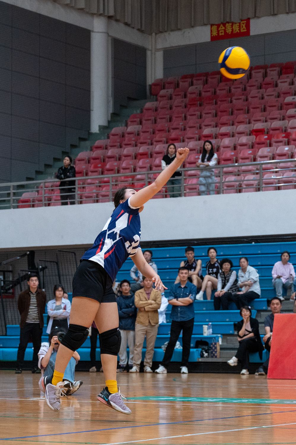 水产公司30号球员发球（学通社记者 李泽坤 摄）