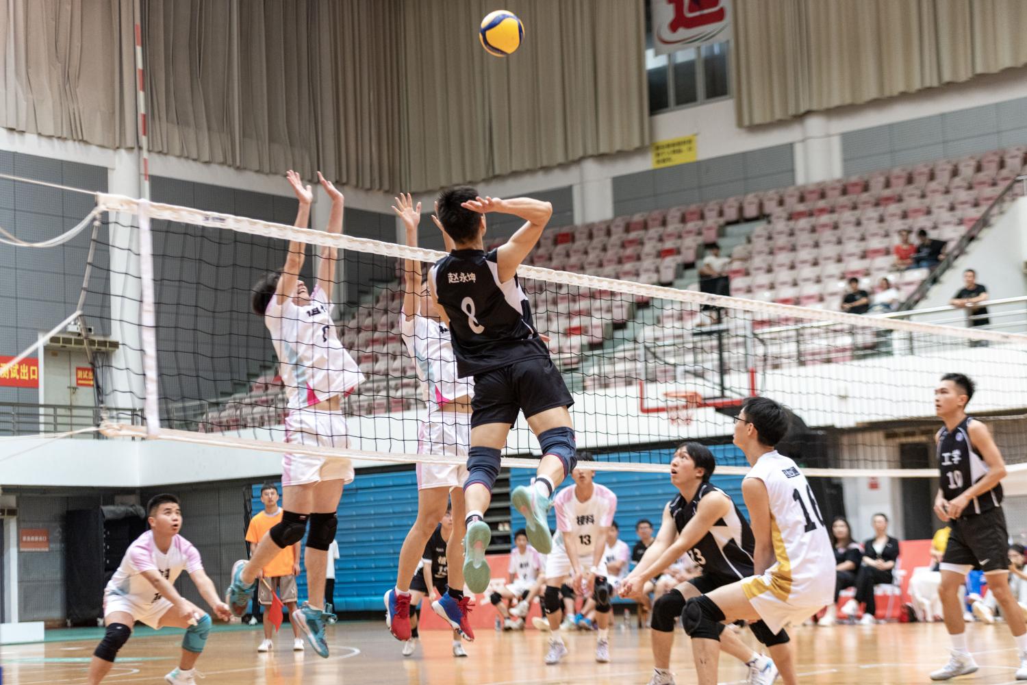 工公司8号赵永坤跳起扣球（学通社记者 董超 摄）(1)