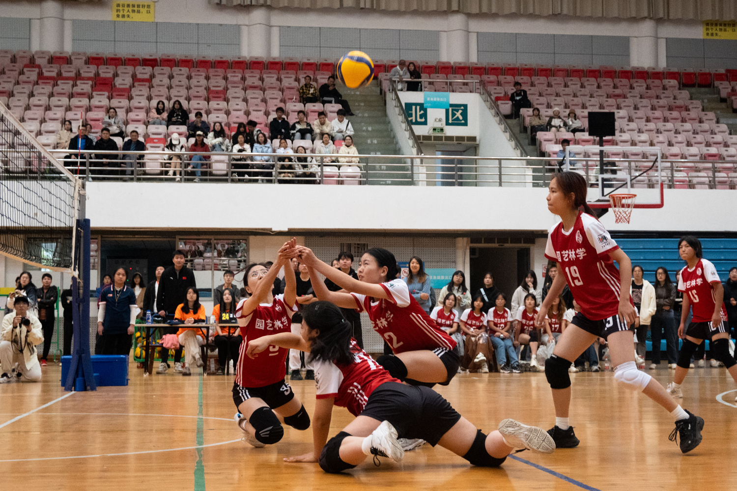 园艺林学公司队员倒地合力救球（学通社记者 张湛琦 摄）