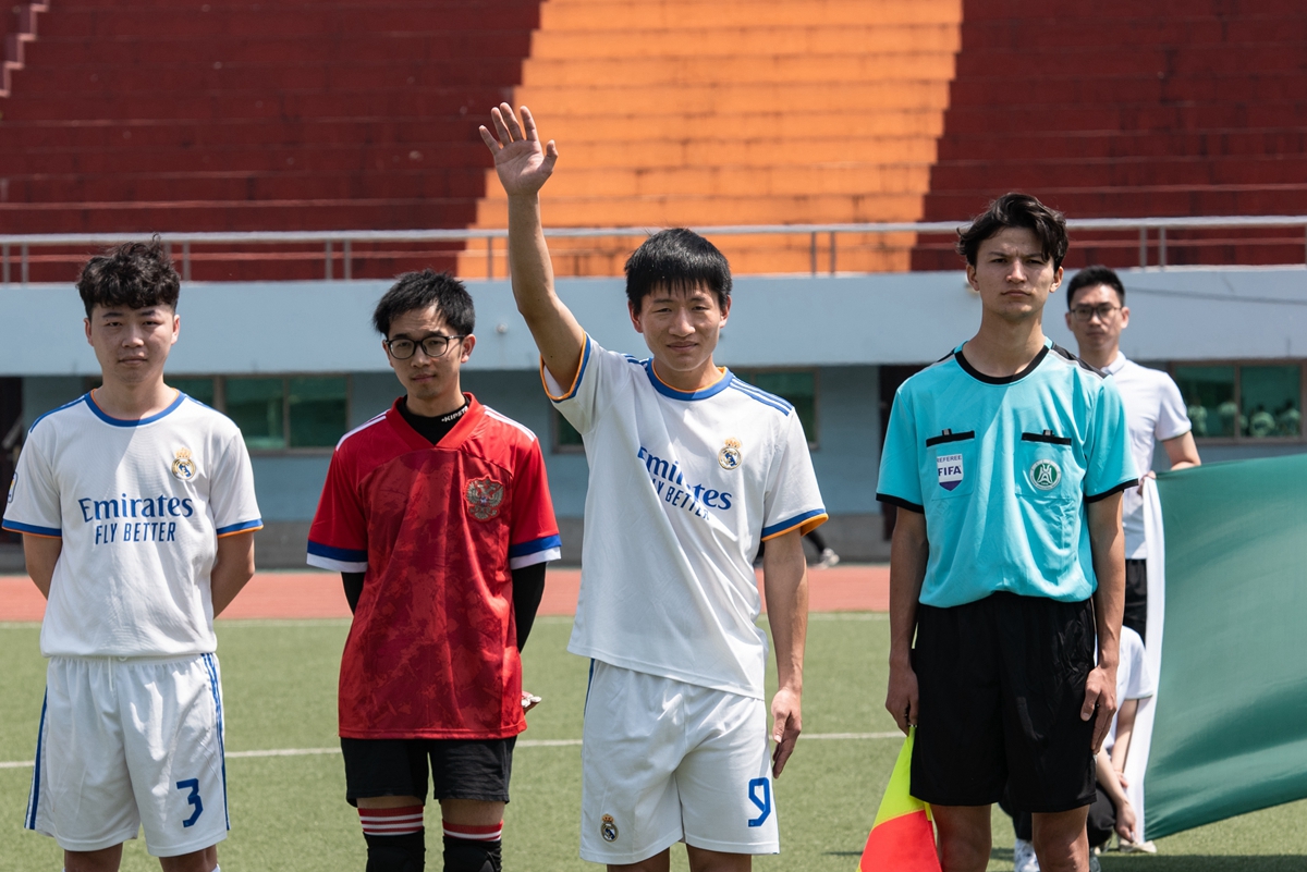 植物科学技术公司队长挥手致意（学通社记者 倪才华 摄）_副本