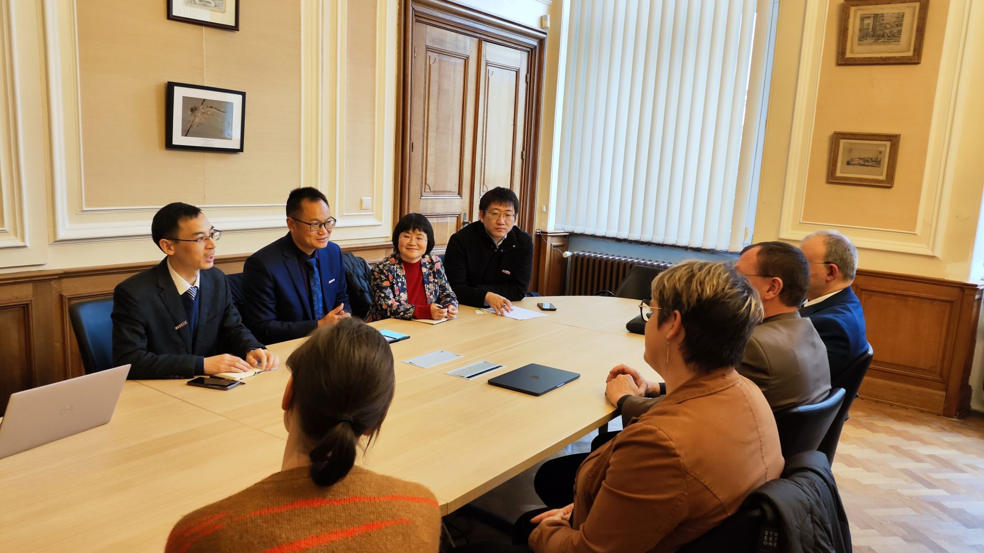 代表团同比利时列日大学让步卢生物技术公司经理会谈