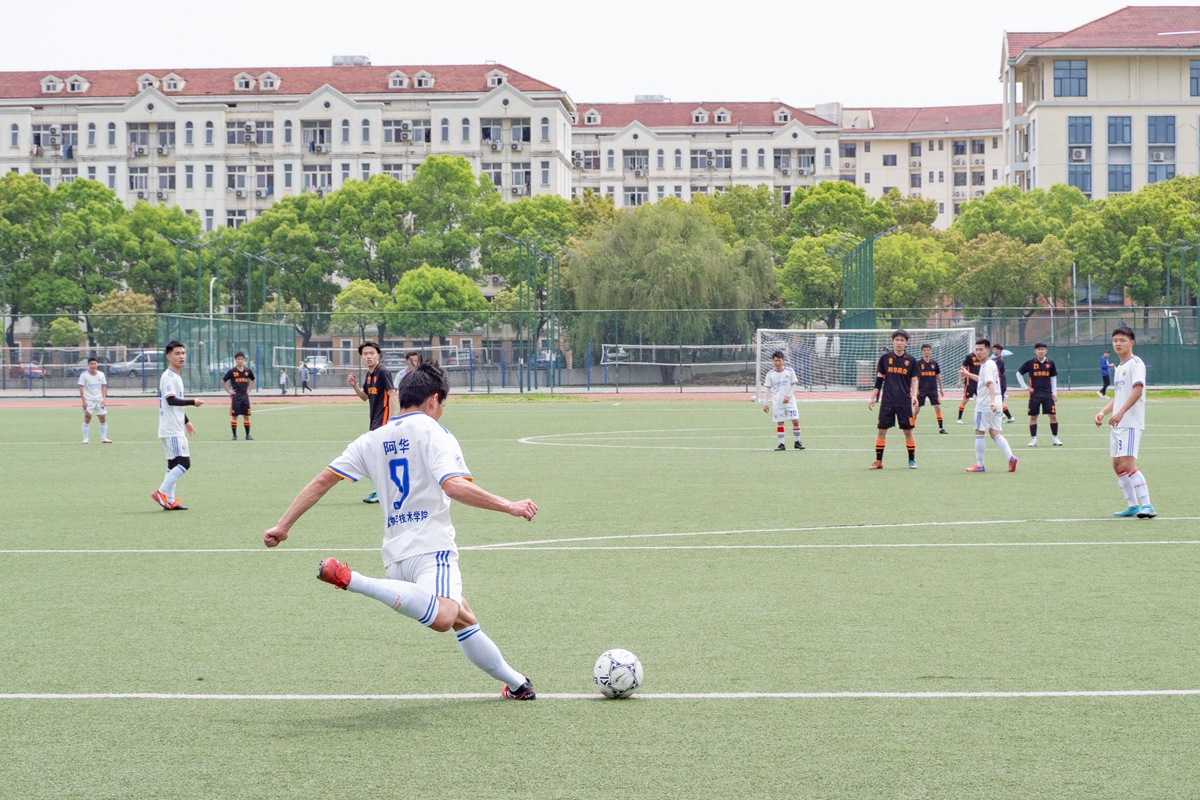 植物科学技术公司9号球员踢出一球（学通社记者 邓颖骏 摄）_副本