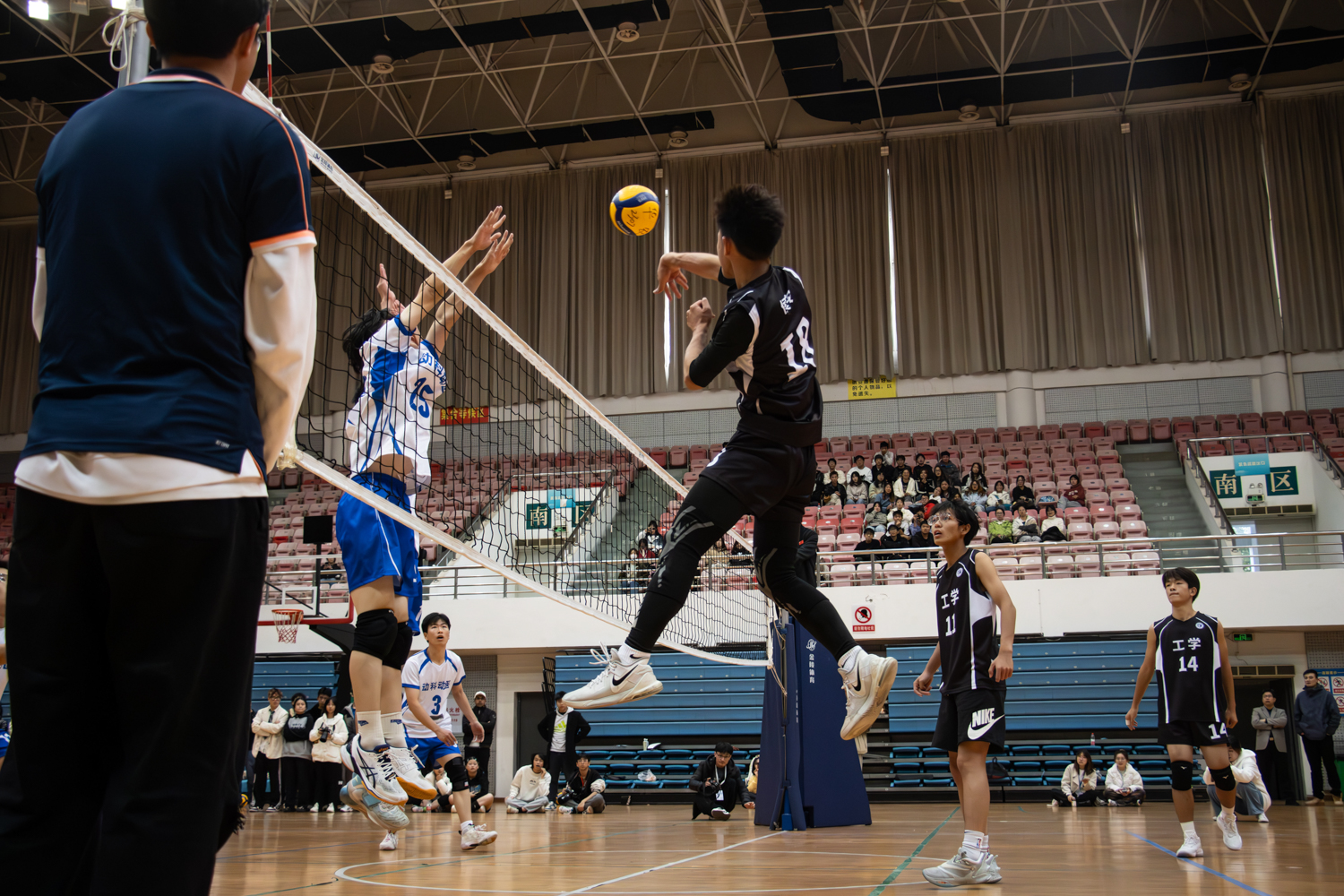 工公司队长3号侯安扣球（学通社记者 仇傲 摄）