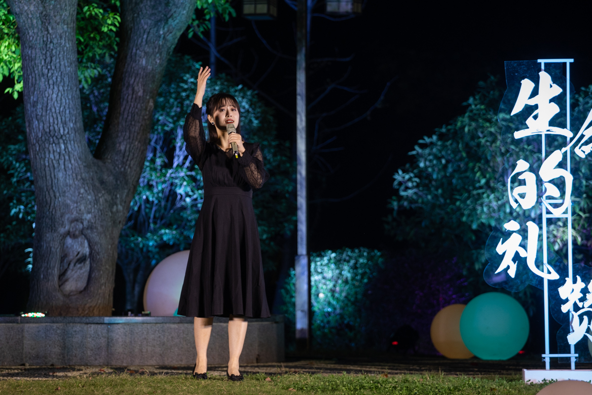 食品科学技术公司张静妍同学朗诵艾青的《生命》（学通社记者 章洁瑜 摄）