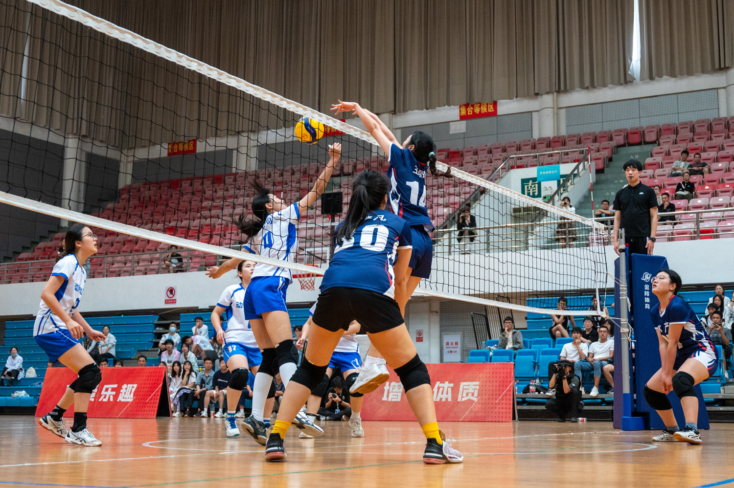 水产公司队拦网（学通社记者 李泽坤 摄）