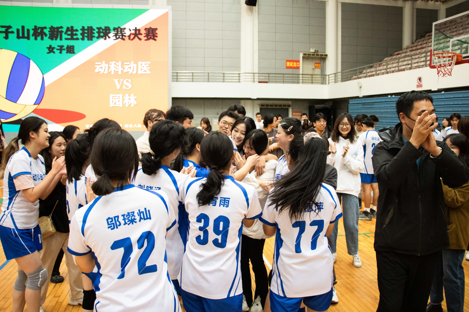 bevictor伟德​bevictor伟德队长与教练热情相拥（学通社记者 仇傲 摄）