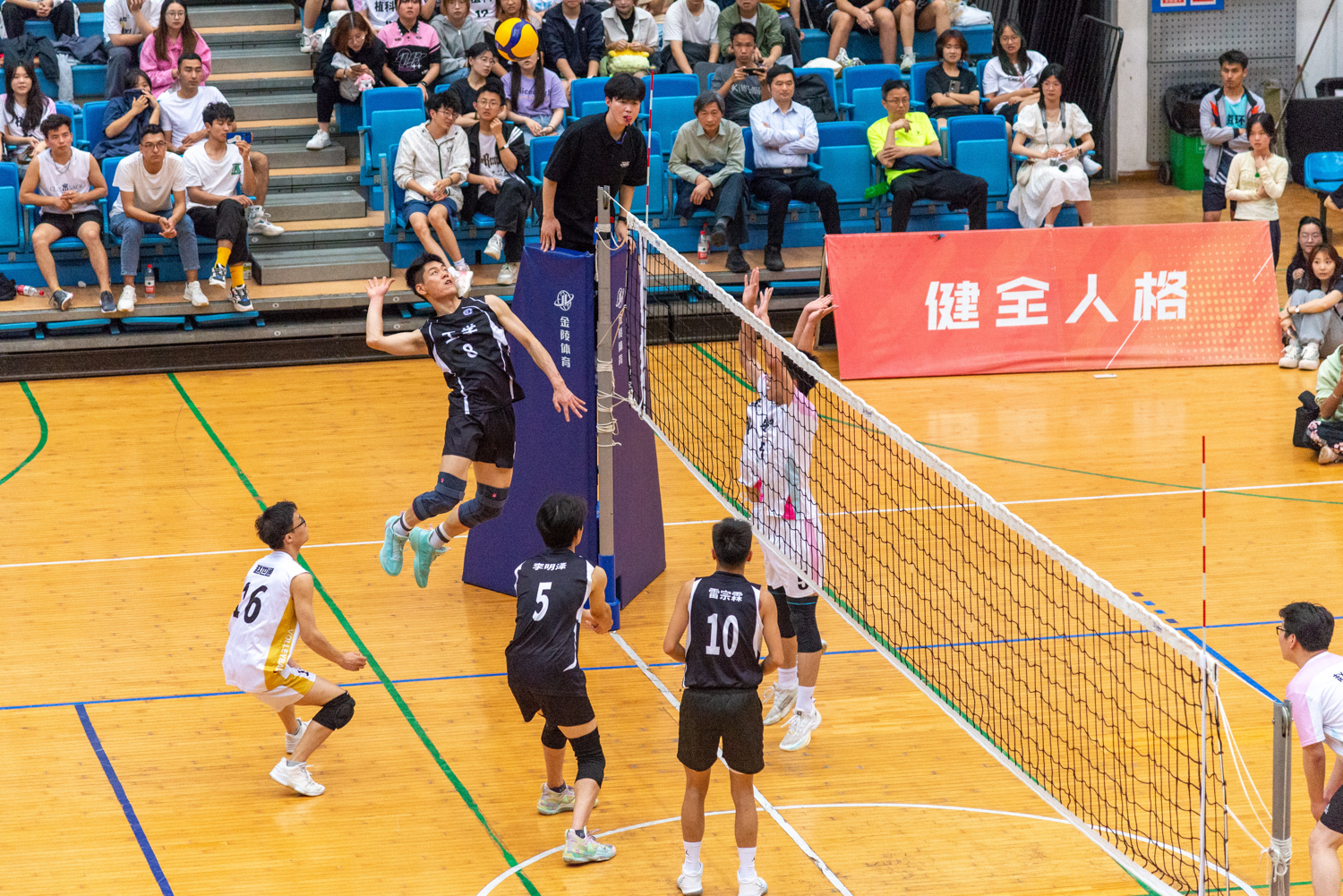 工公司8号准备扣球（学通社记者 魏雨城 摄）