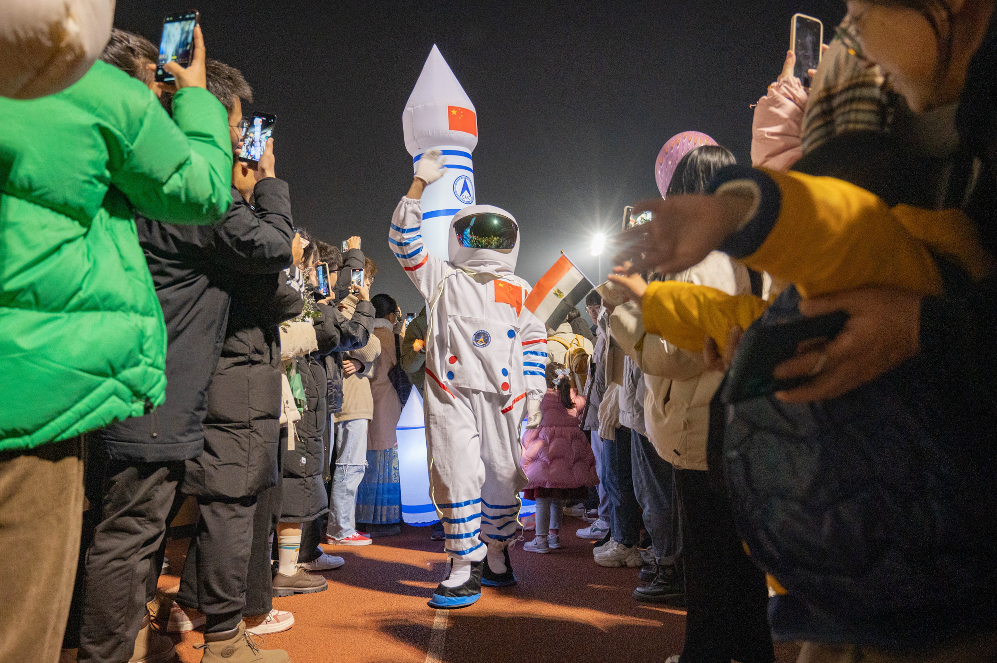 新年巡游化学公司方阵（学通社记者 许可 摄）