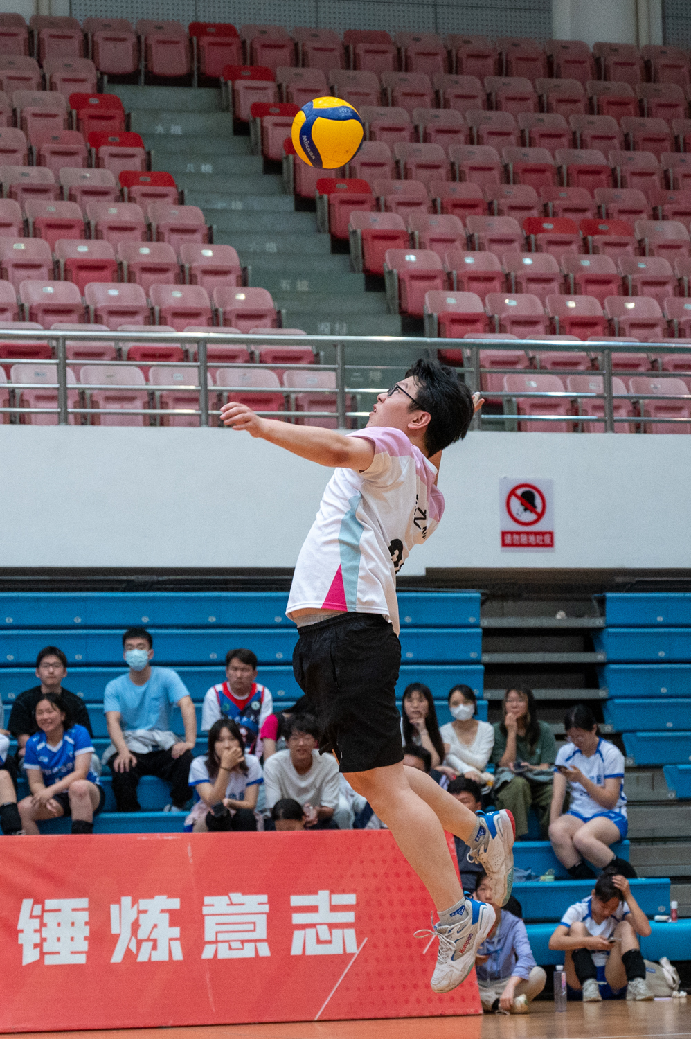 植物科学公司22号球员发球（学通社记者 李泽坤 摄）