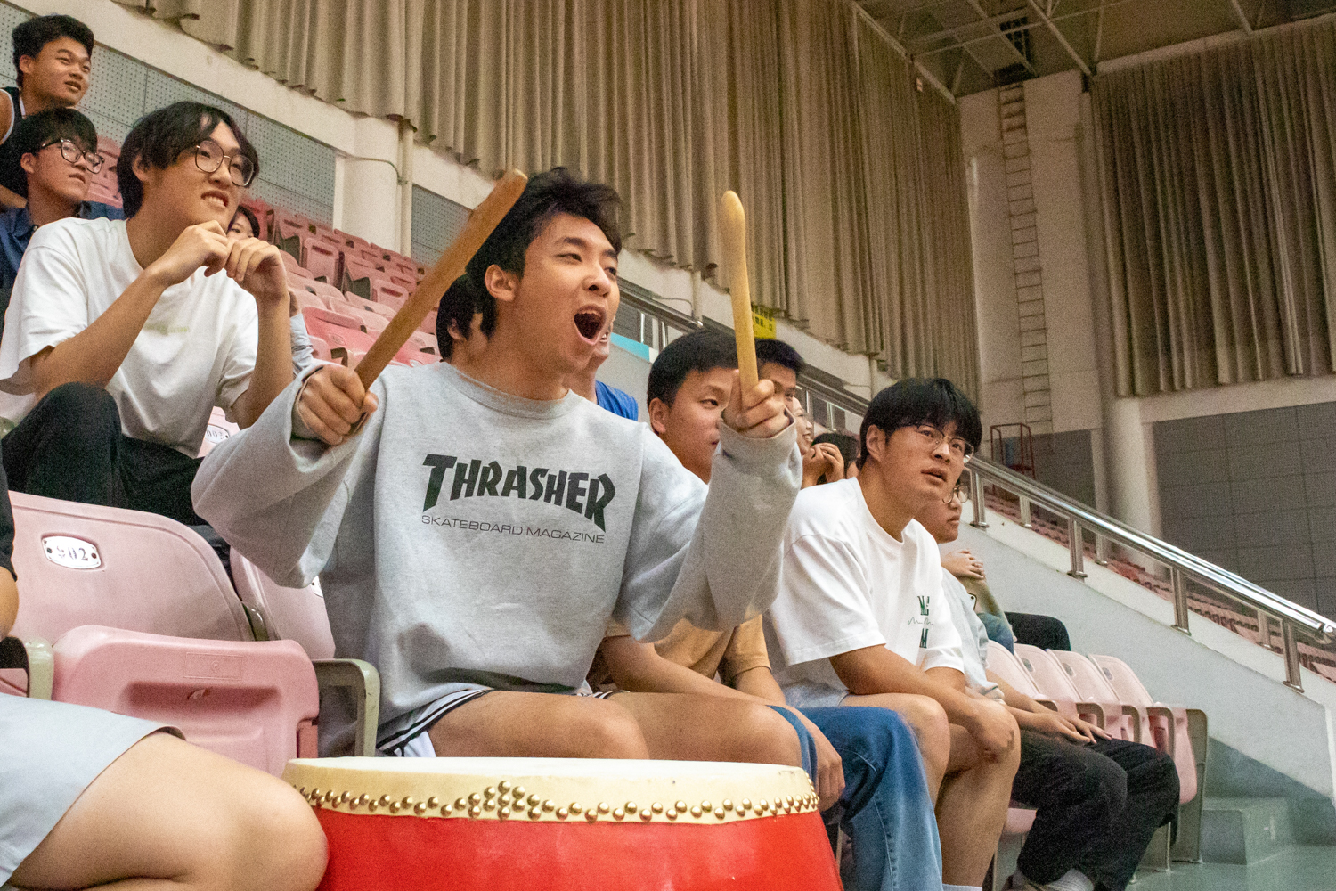 动物科学​bevictor伟德为女排队员加油鼓劲(学通社记者 区志朗 摄）