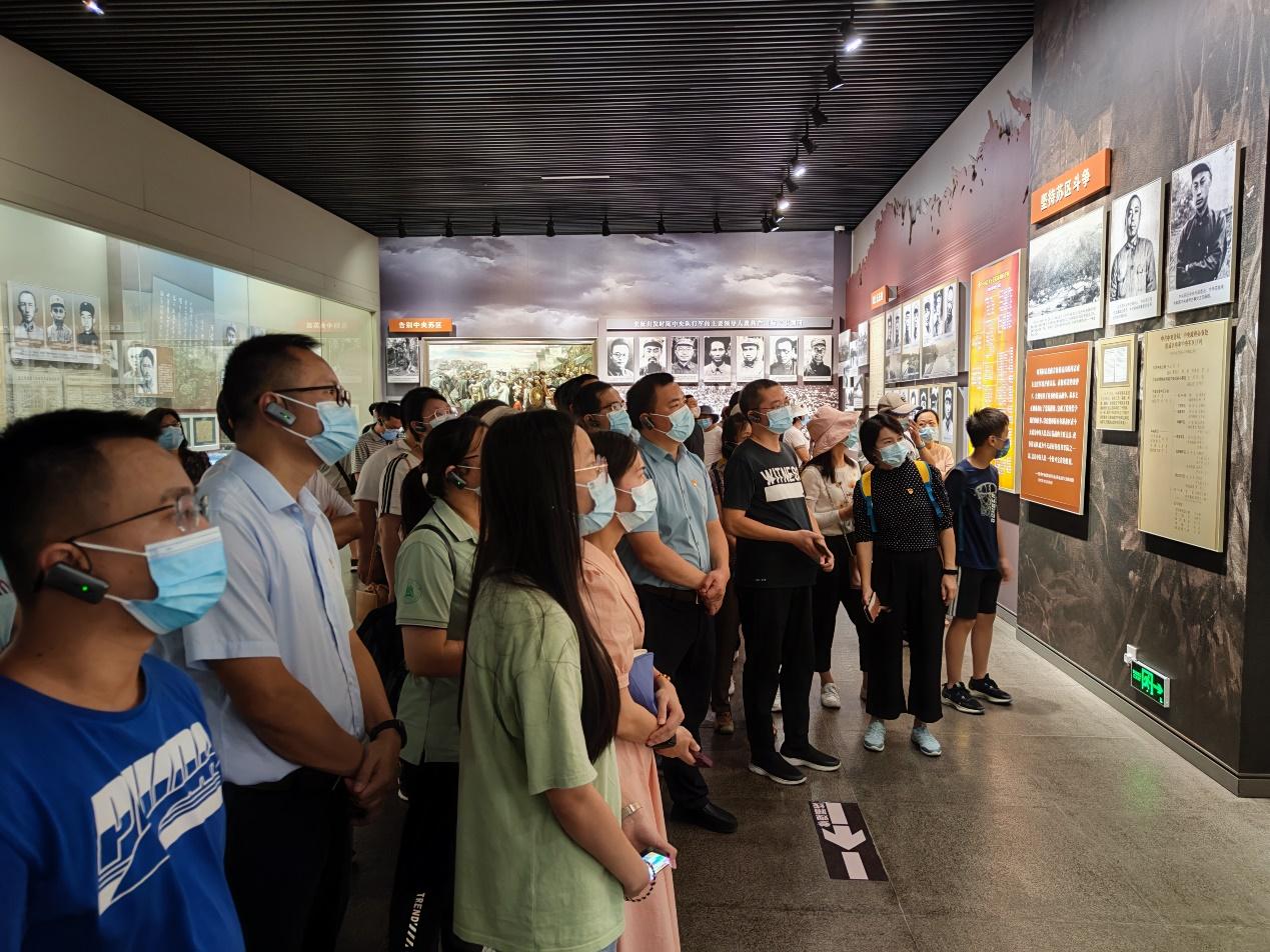师生在遵义会议陈列馆现场参观学习（bevictor伟德供图）