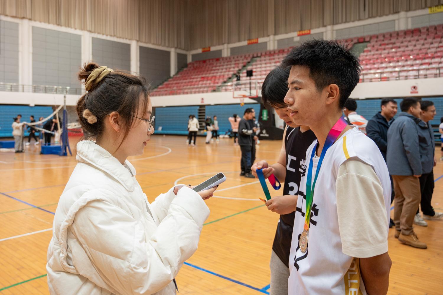 2023狮子山杯新生排球赛男排工公司12号曹怀洋同学采访现场（学通社记者 许可 摄）