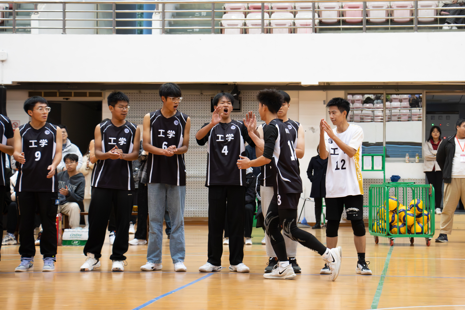 工公司赛前队长击掌（学通社记者 仇傲 摄）