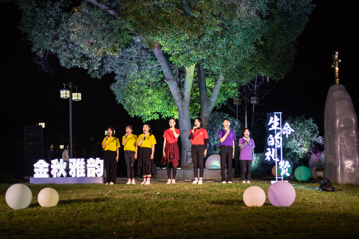 同学朗诵经济管理公司2018级本科生李芯怡原创的诗歌《愿你生命中有够多的云翳，来造成一个完美的黄昏》（学通社记者 高俊 摄）