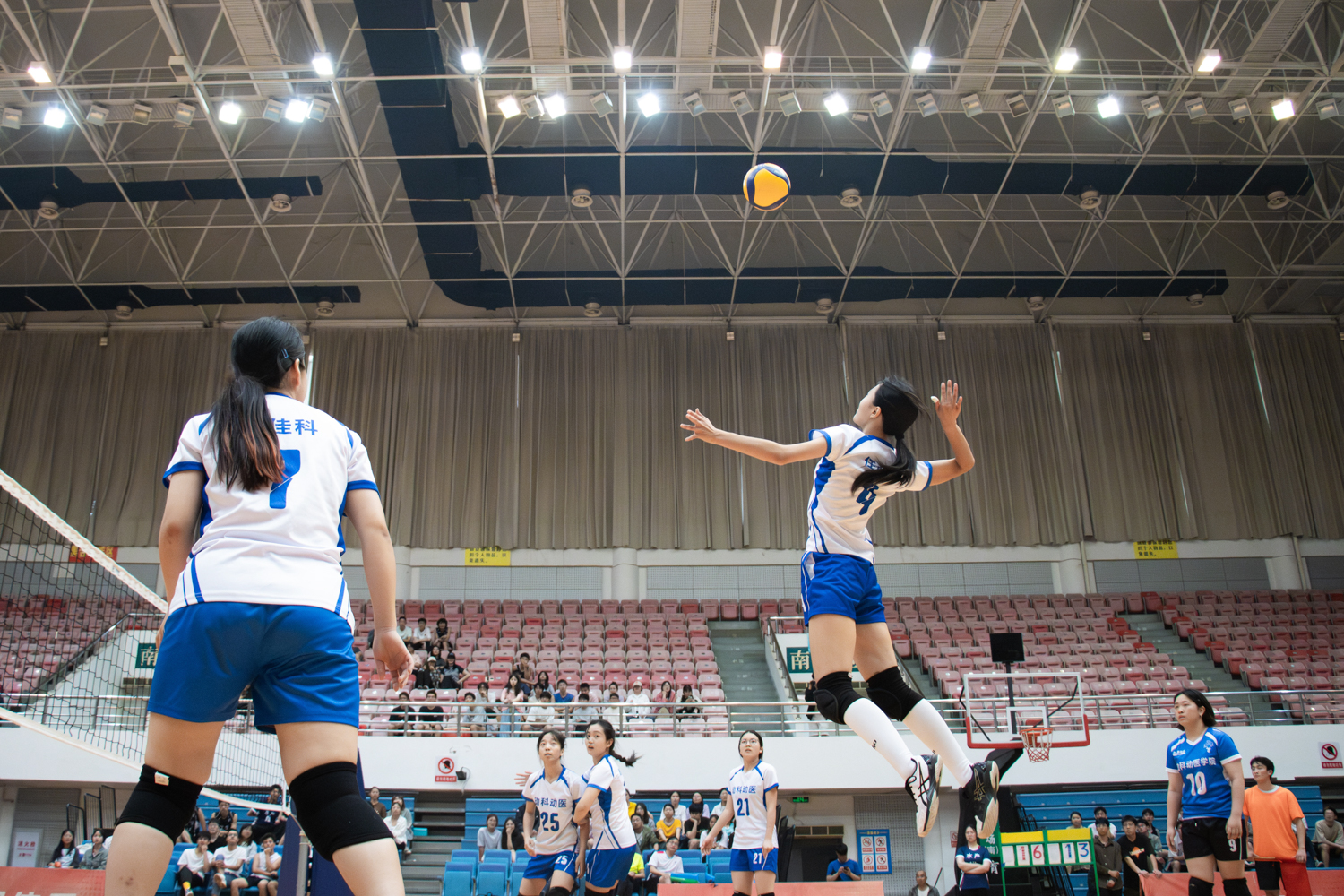 bevictor伟德4号任心可暴力扣球（学通社记者 仇傲 摄）
