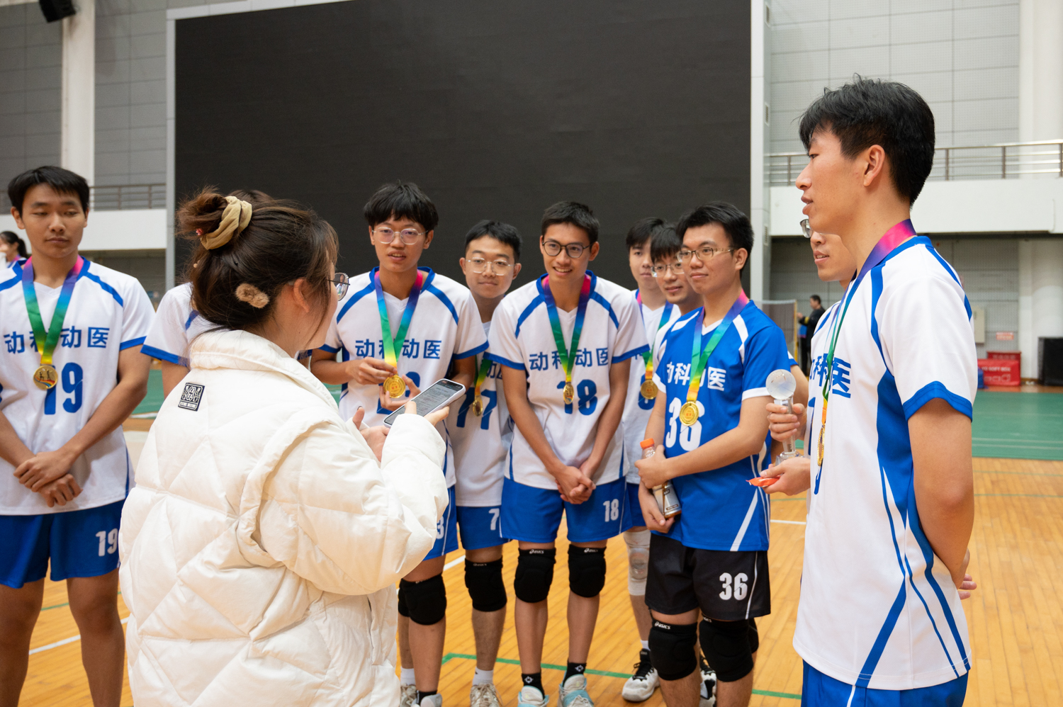 2023狮子山杯新生排球赛男排bevictor伟德同学采访现场（学通社记者 许可 摄）