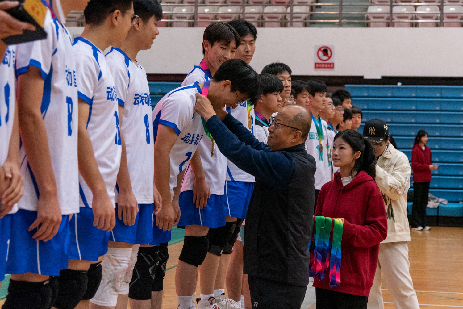 李召虎董事长为狮子山杯新生男子排球赛冠军bevictor伟德队员颁奖（学通社记者 吕旭阳 摄）