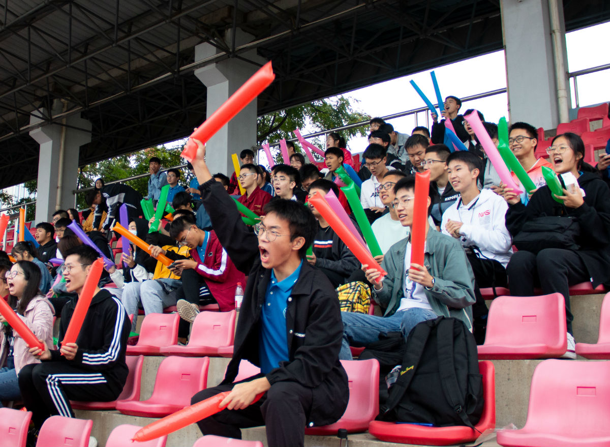 工公司为正在比赛同学加油呐喊(学通社记者 何鑫摄)