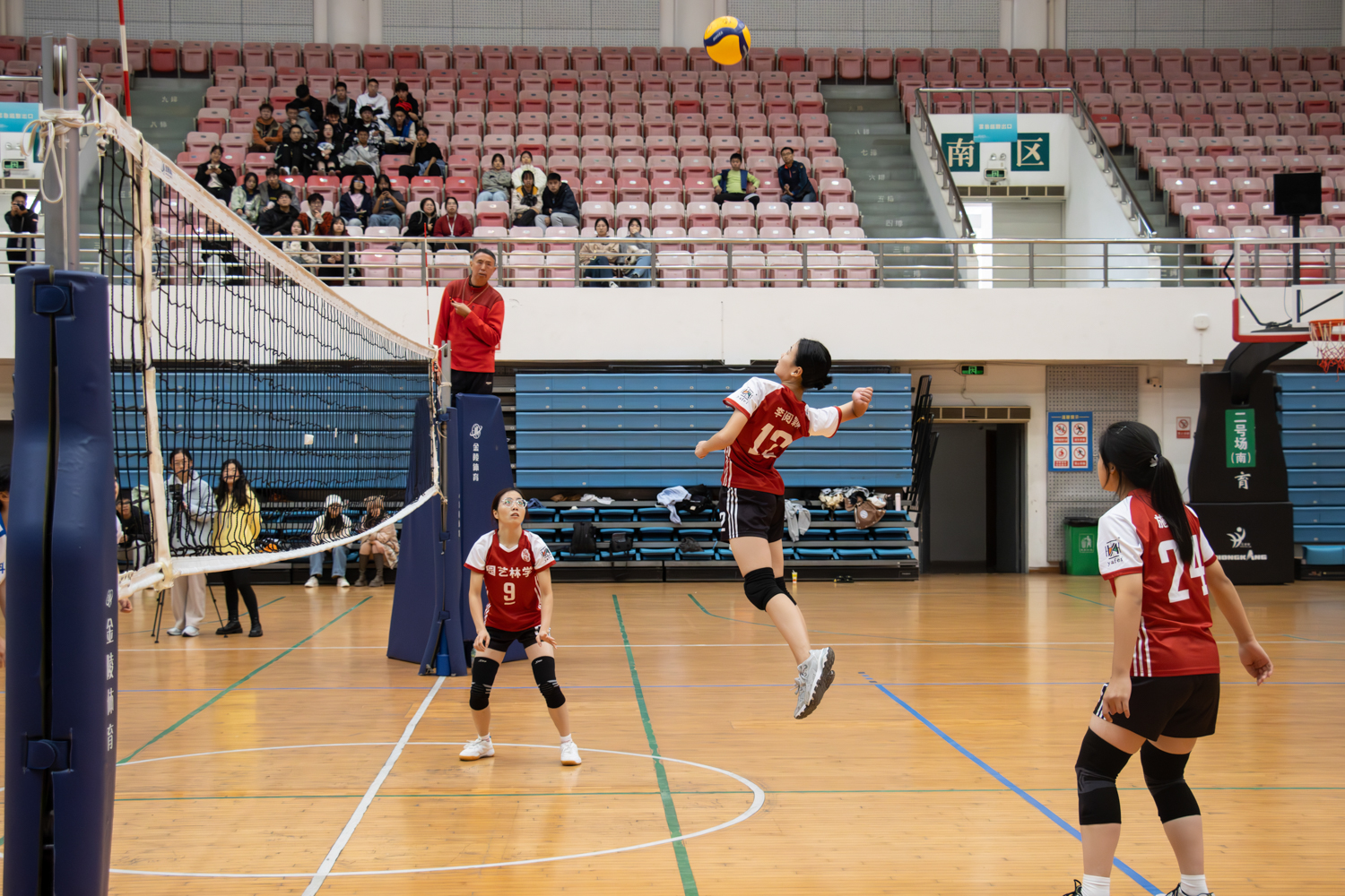 园艺林学公司12号李阅颖扣球（学通社记者 仇傲 摄）