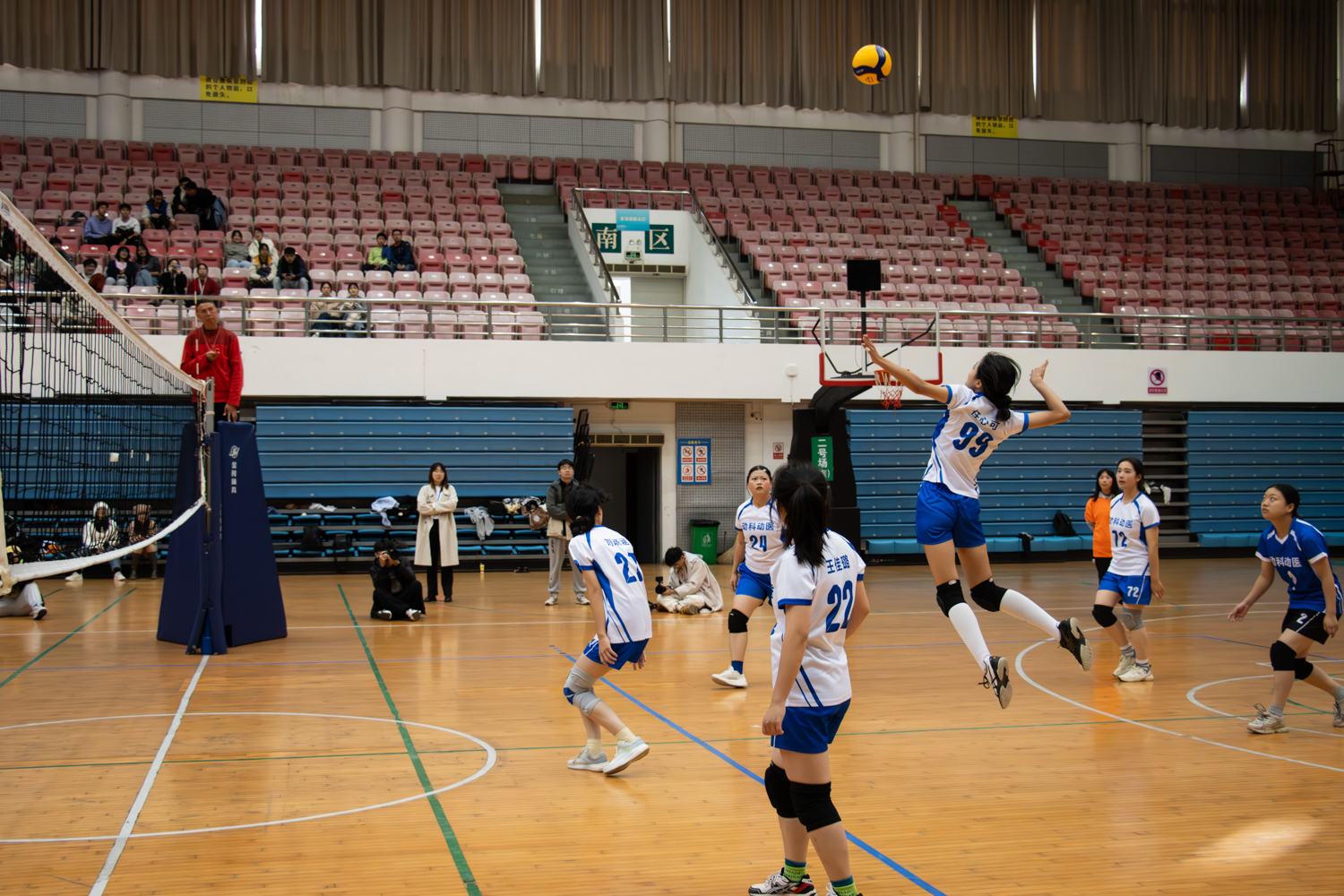 bevictor伟德​bevictor伟德队长99号任心可暴力扣杀（学通社记者 仇傲 摄）