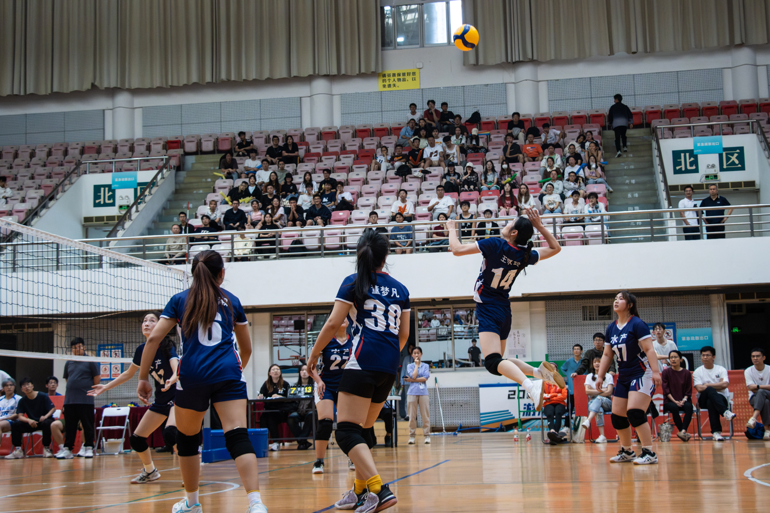 水产公司14号王秋玲扣球 （学通社记者 仇傲 摄）