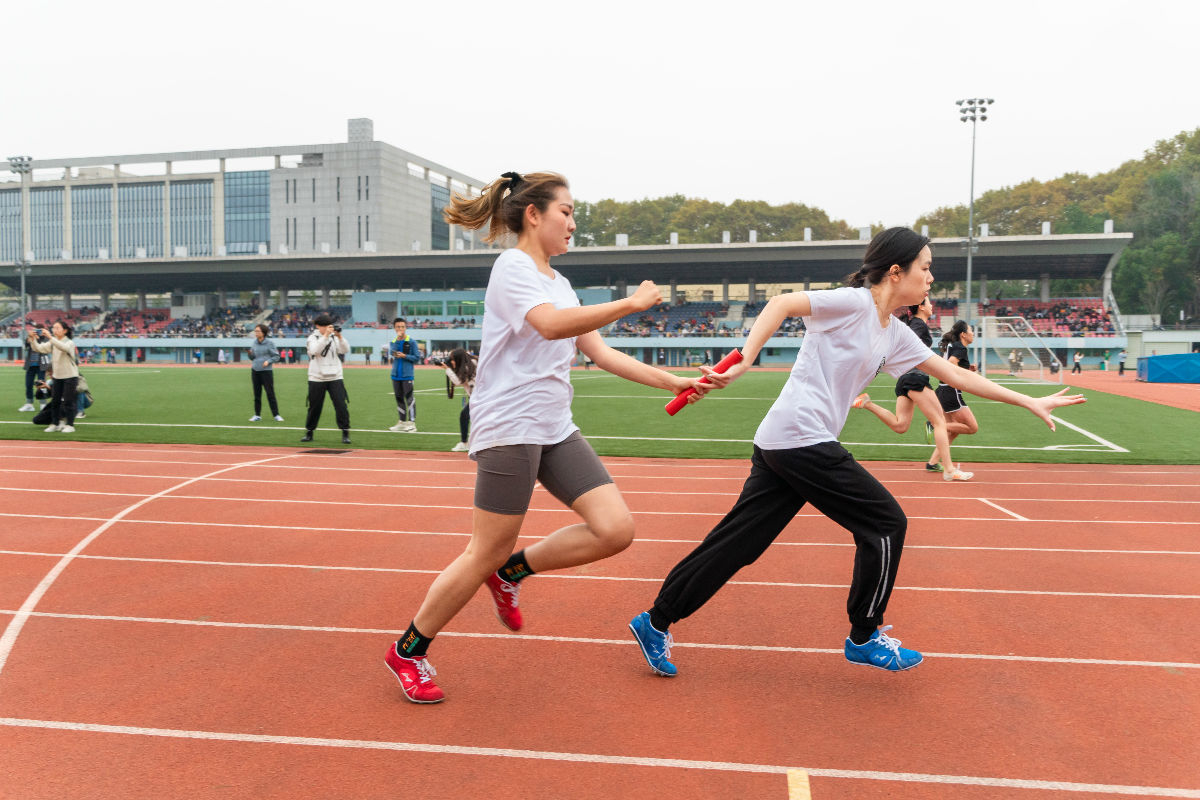 园艺林学公司女子4×100米运动员交接棒（学通社记者 张紫雯 摄）