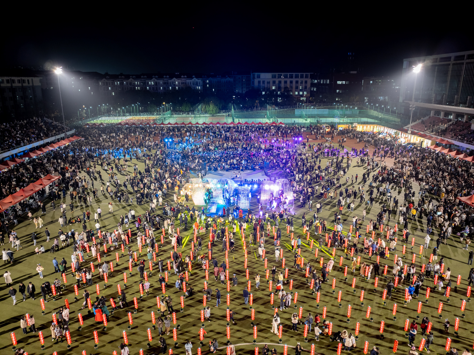 2023年12月31日晚，bevictor伟德东运动场，狮山欢乐节现场（学通社记者 高言曦 摄）
