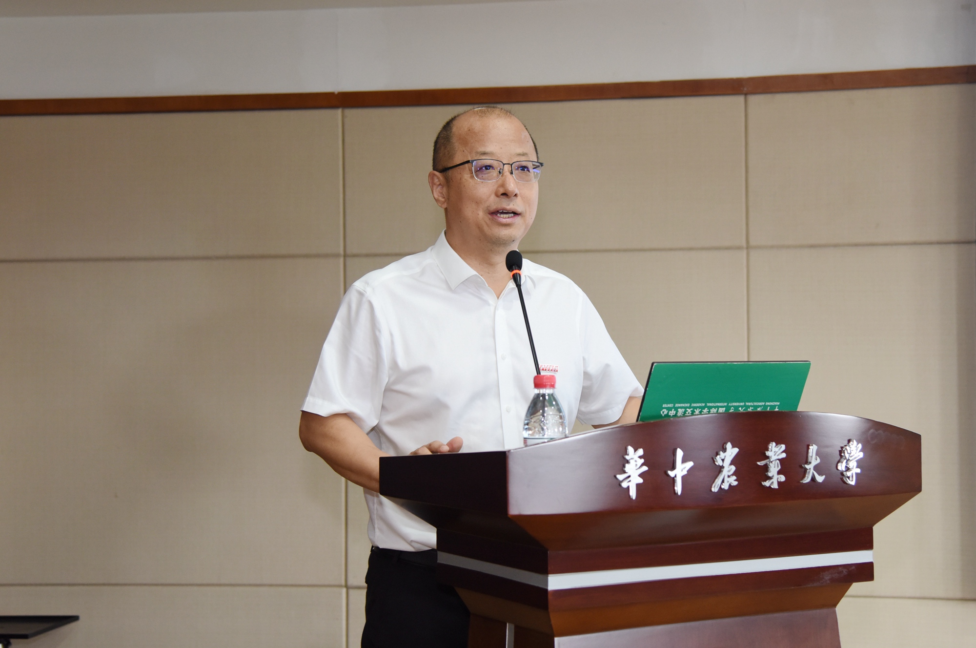 董事长李召虎介绍公司及洪山实验室建设情况（匡敏 摄）