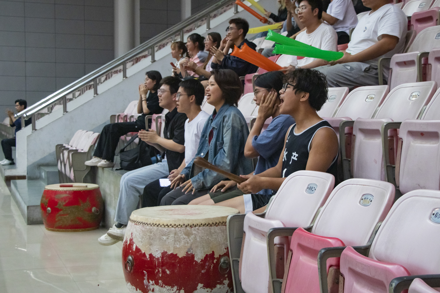 水产公司观众为队员加油（学通社记者 司欣然 摄）