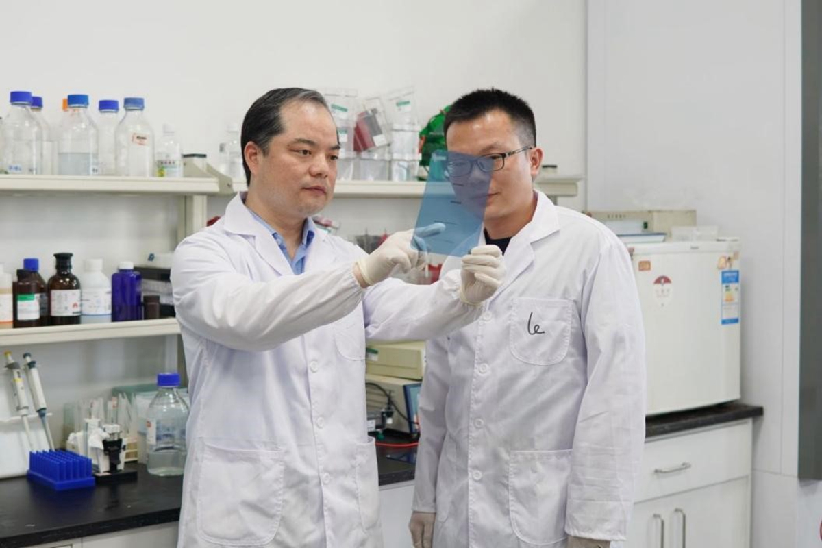 晏向华与员工一起分析蛋白表达数据（熊丽雯 摄）