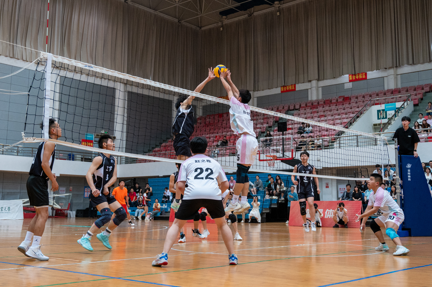 植物科学公司配合防守（学通社记者 李泽坤 摄）