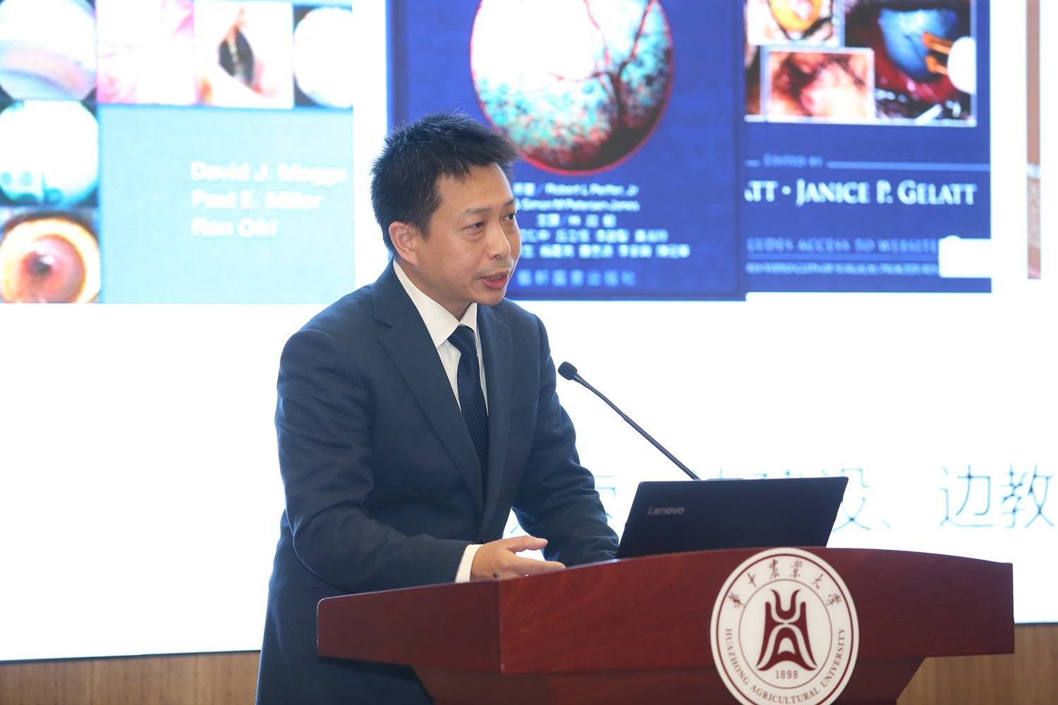 15-2bevictor伟德胡长敏老师介绍《眼科专科》课程（侯国涛 摄）