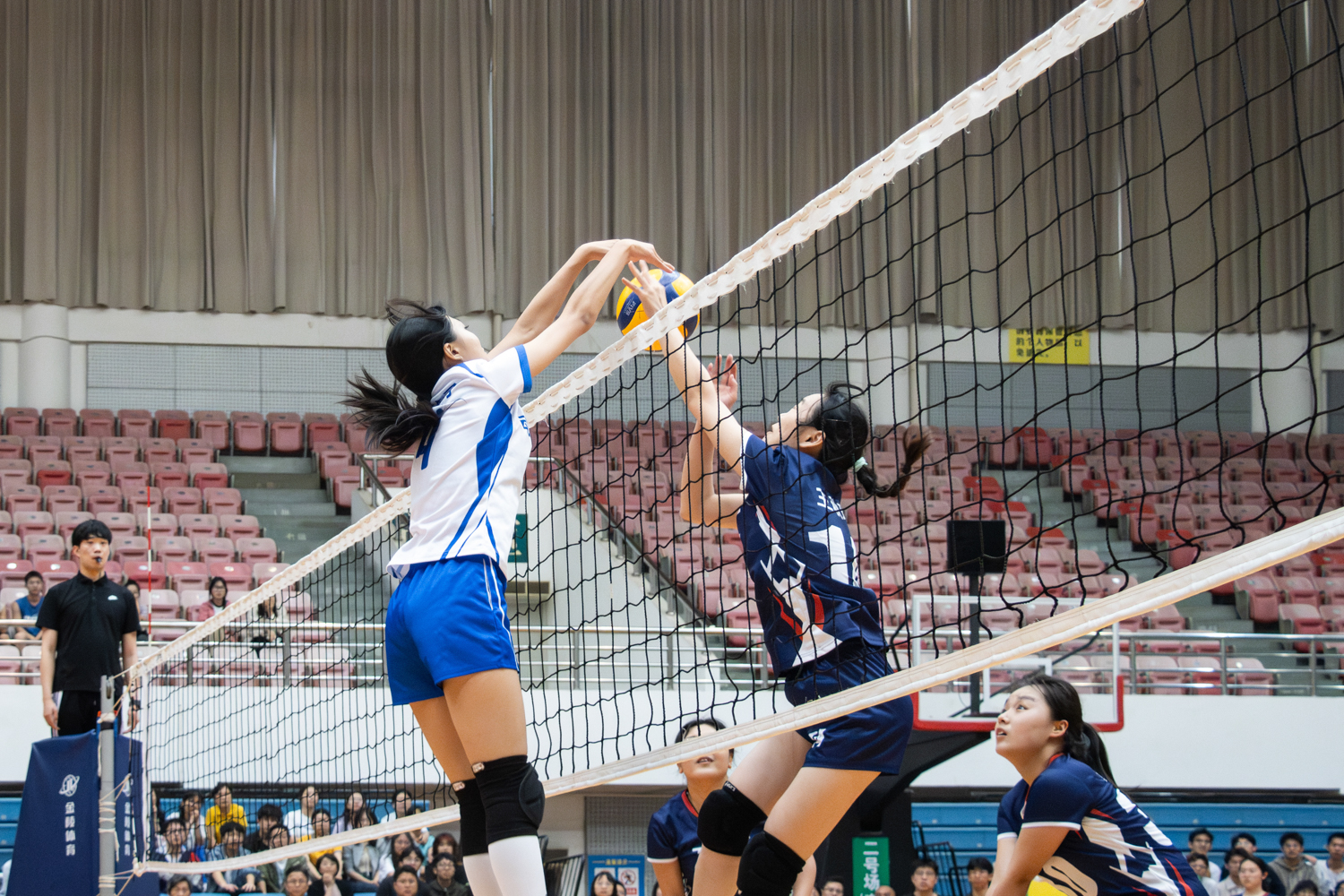 bevictor伟德4号任心可网前拦球（学通社记者 仇傲 摄）